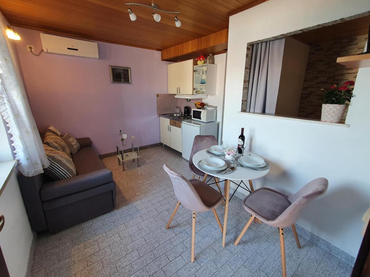 Apartmani Daria & Jure โตรกีร์ ภายนอก รูปภาพ