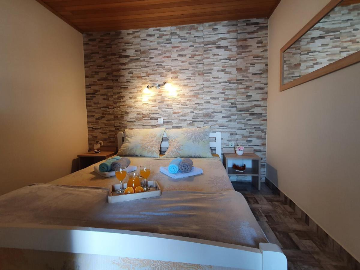 Apartmani Daria & Jure โตรกีร์ ภายนอก รูปภาพ
