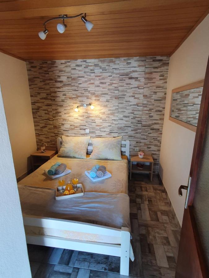 Apartmani Daria & Jure โตรกีร์ ภายนอก รูปภาพ